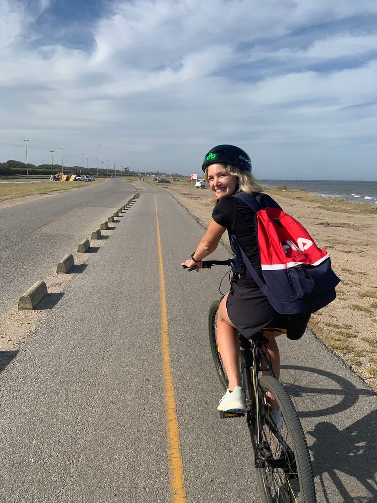 FOTO: Mica Rodríguez recorrió Mar del Plata en bicicleta.