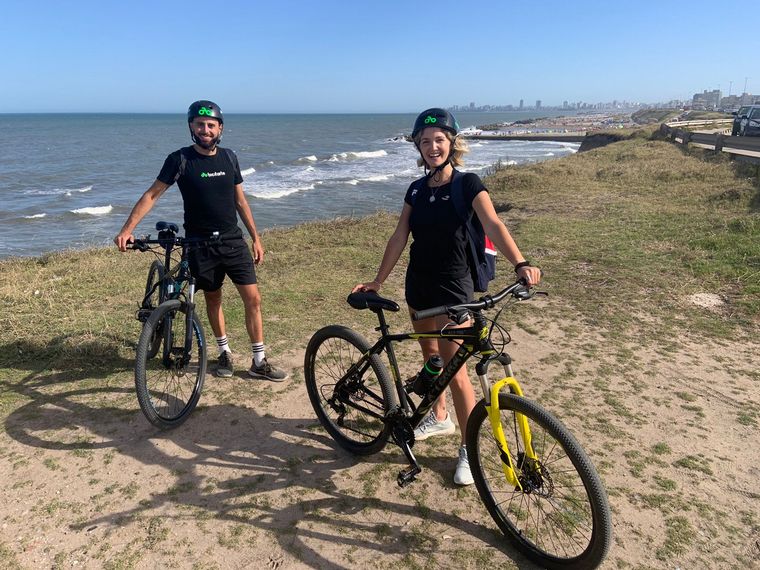 FOTO: Mica Rodríguez recorrió Mar del Plata en bicicleta.