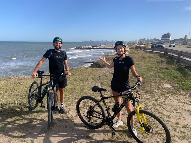 FOTO: Mica Rodríguez recorrió Mar del Plata en bicicleta.
