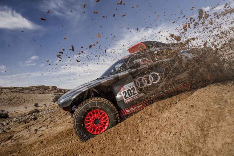 Sainz a pura velocidad en el desierto con el Audi RS Q e-tron