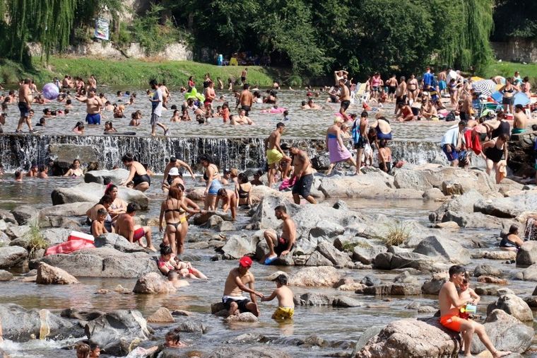 Miles de turistas disfrutan del verano en los distintos valles de Córdoba.