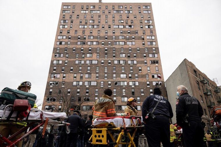 Feroz incendio en El Bronx, Nueva York (Foto: AP).