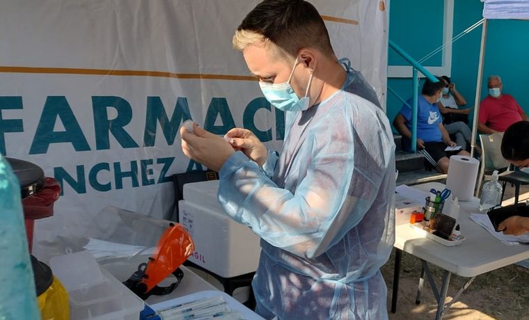 FOTO: Vacunación en la farmacia de Naciones Unidas y Pedro de Mendoza.