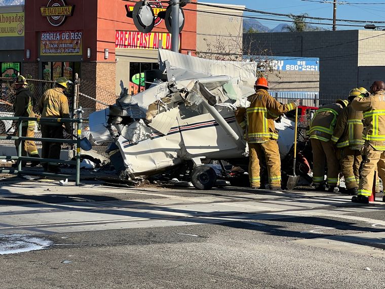 Rescataron a un piloto de avión de ser arrollado por un tren