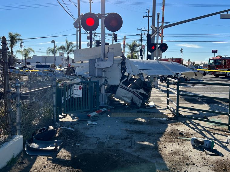 Rescataron a un piloto de avión de ser arrollado por un tren