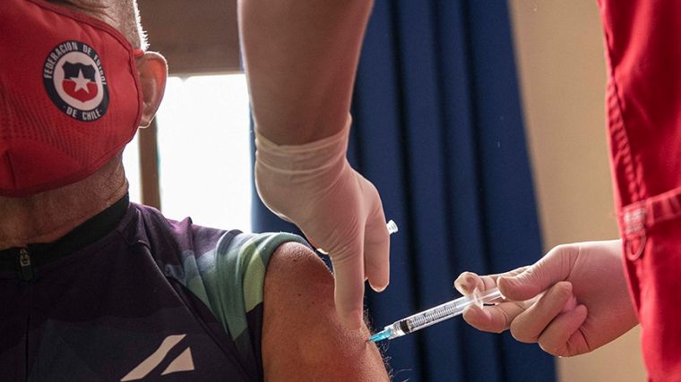 FOTO: Chile ya aplica la cuarta dosis de la vacuna contra el Covid.