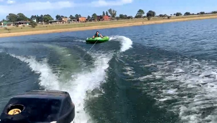 Euge Iérmoli se animó al gomón en el lago Los Molinos