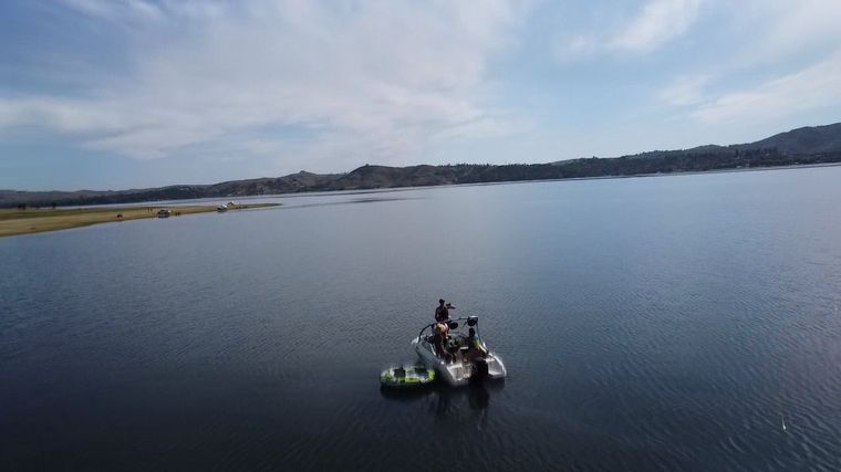 FOTO: Euge Iérmoli se animó al gomón en el lago Los Molinos
