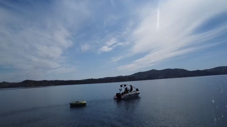FOTO: Euge Iérmoli se animó al gomón en el lago Los Molinos