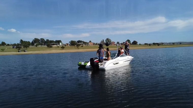 Euge Iérmoli se animó al gomón en el lago Los Molinos