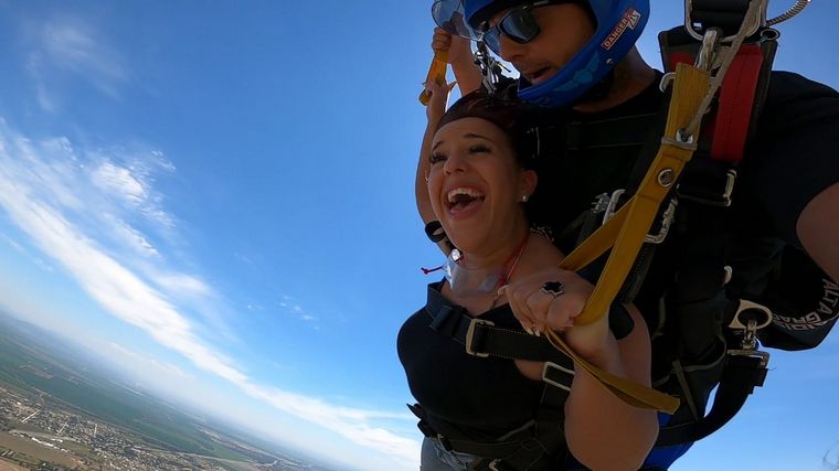 FOTO: Euge Iérmoli se arrojó en paracaídas desde 3 mil metros de altura.