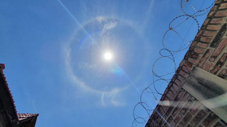 Un halo solar sorprendió a Córdoba capital en medio de la ola de calor. 
