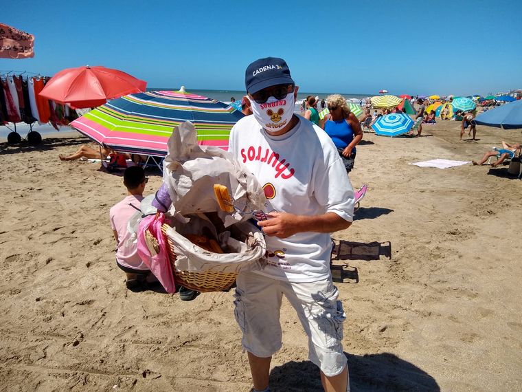 FOTO: Orlando salió a vender churros por las playas de Villa Gesell