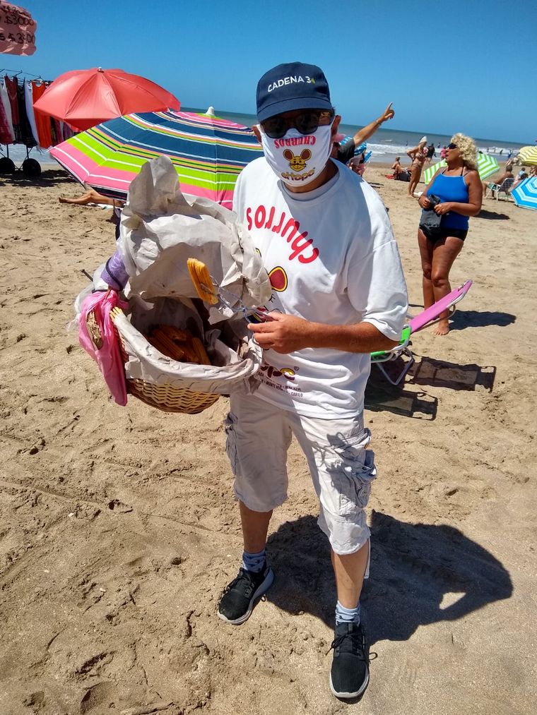 Orlando salió a vender churros por las playas de Villa Gesell