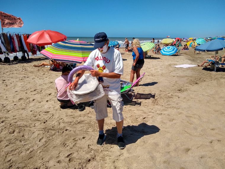 Orlando salió a vender churros por las playas de Villa Gesell