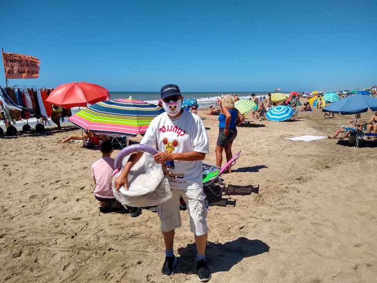 Orlando salió a vender churros por las playas de Villa Gesell