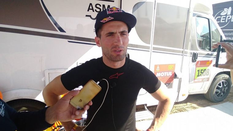 Kevin charlando con los corresponsales argentinos en Arabia Saudita