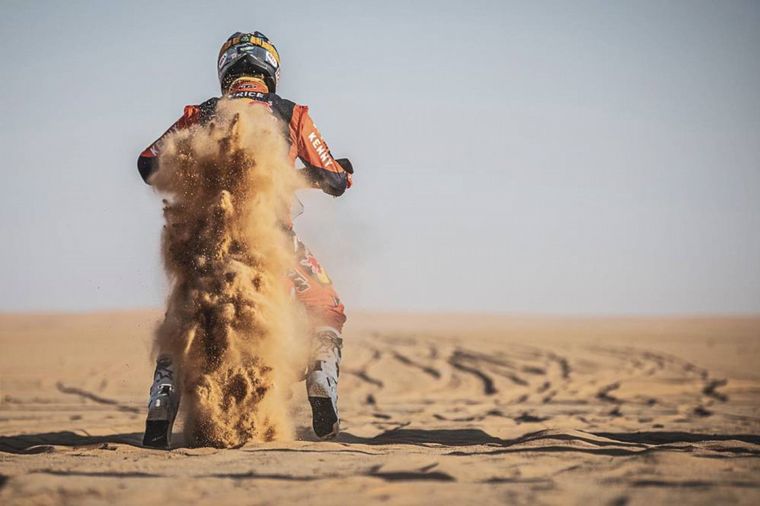 El gigante Toby Price se llevó la victoria del día en el Dakar y ya es P6