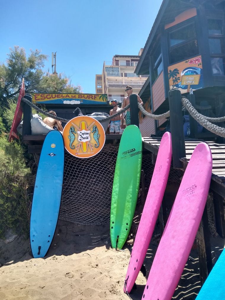 Orlando Morales incursionó en el mundo del surf en Villa Gesell.