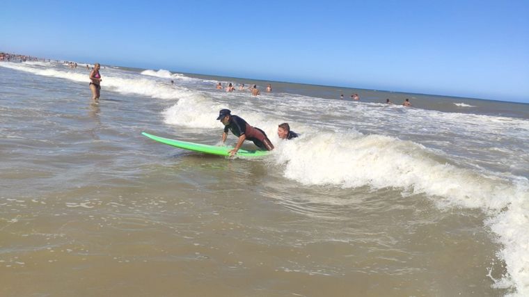 FOTO: Orlando Morales incursionó en el mundo del surf en Villa Gesell.