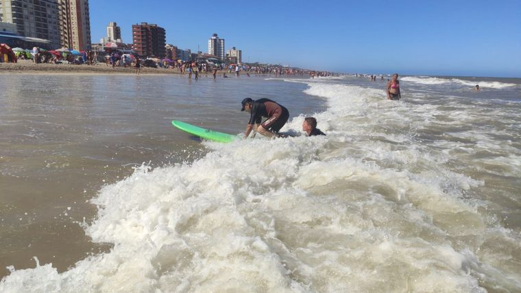 Orlando Morales incursionó en el mundo del surf en Villa Gesell.