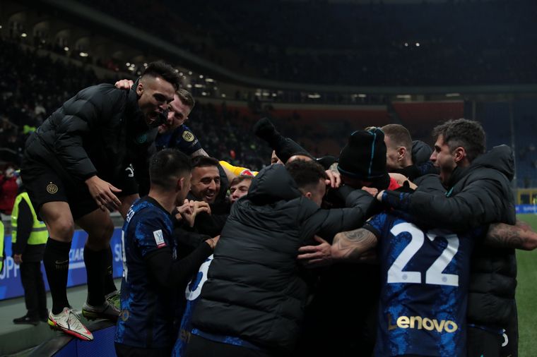 FOTO: El Inter se quedó con la Supercopa de Italia.