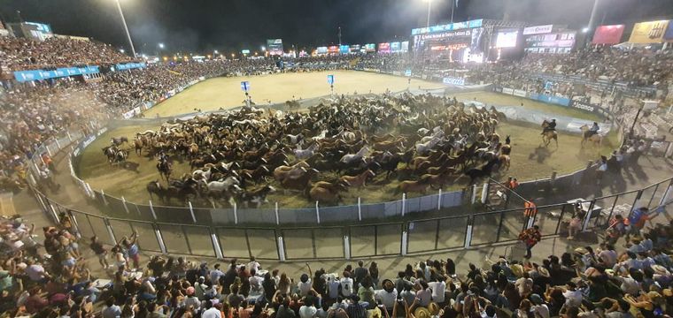 La séptima noche del Festival Nacional de Doma y Folclore de Jesús María.