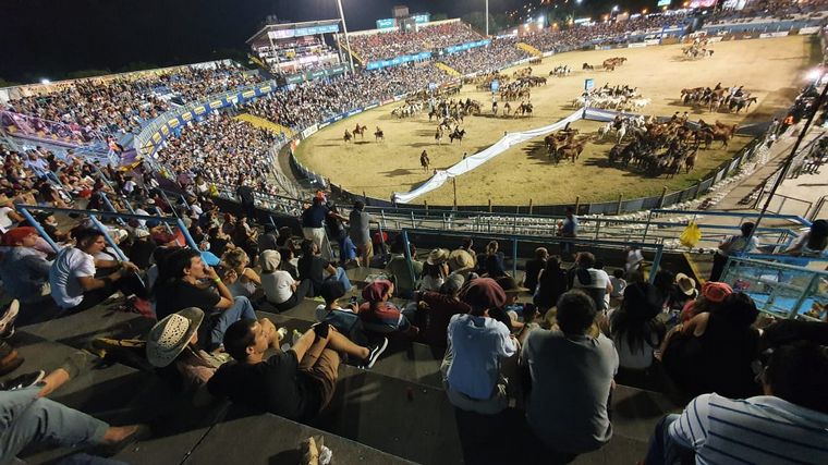 Ahyre, el Indio Lucio Rojas y La Konga, lo destacado de la octava noche.