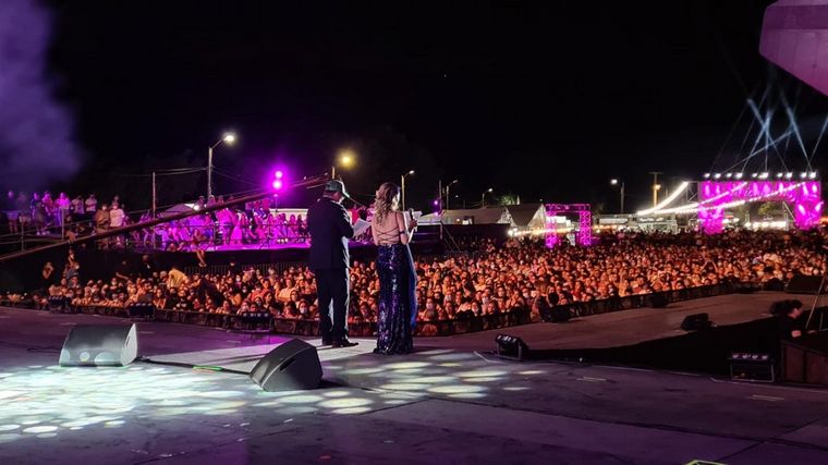 Los despampanantes looks de Guille y Agus en el Festival de la Avicultura