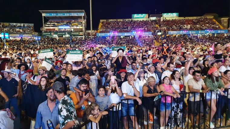 Soledad Pastorutti y Jairo, figuras de la décima noche de Jesús María.