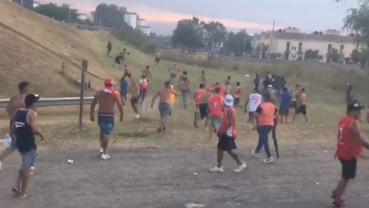 Batalla campal previo al partido entre Independiente y San Lorenzo.