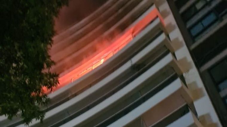 Un feroz incendio tuvo lugar en un edificio al frente del Patio Olmos.