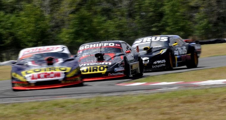 Brezo con su VChevrolet, encabeza el pelotón en La Plata para llegar 2°.