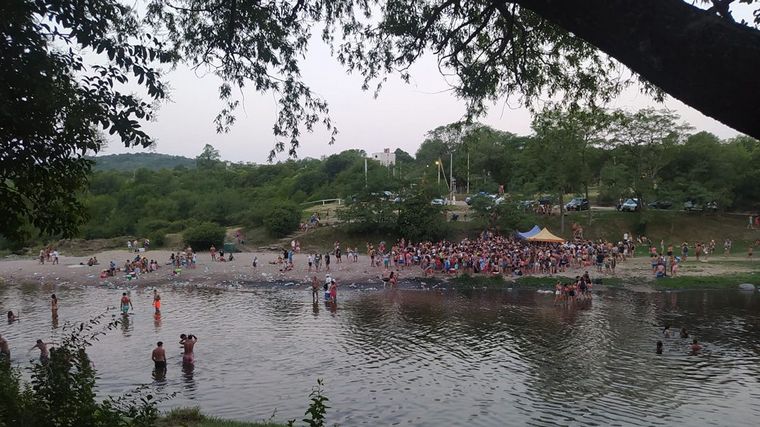 Desborde en Alpa Corral: miles de jóvenes colmaron el río