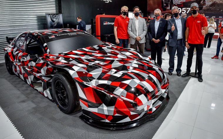 El Camry de TC, autoridades de Toyota, la ACTC y los pilotos.