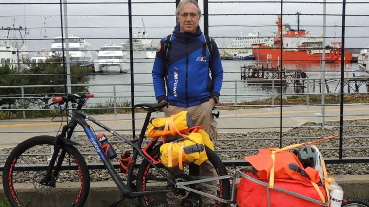 Alberto Cacharrón con su bici y el carro. Foto: Antena 3.