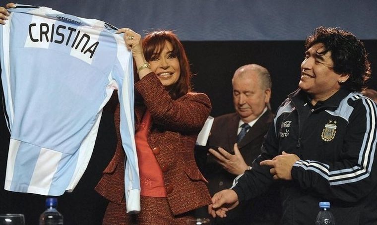 FOTO: Cristina, Julio Grondona y Maradona, en la presentación de Fútbol para Todos.