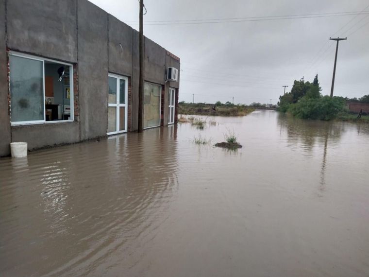 El agua llegó hasta la ventana de una casa tras inundación