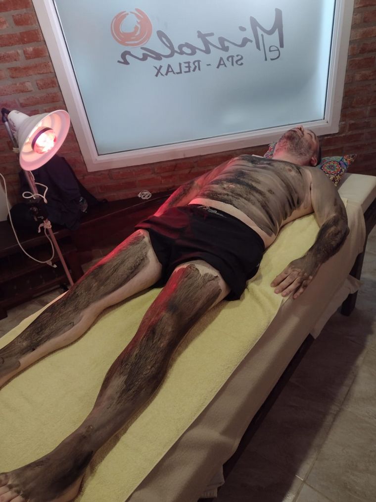 FOTO: Matías Arrieta se animó a la fangoterapia en Ansenuza.