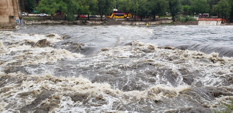 La crecida llegó al Río Cosquín tras las lluvias.