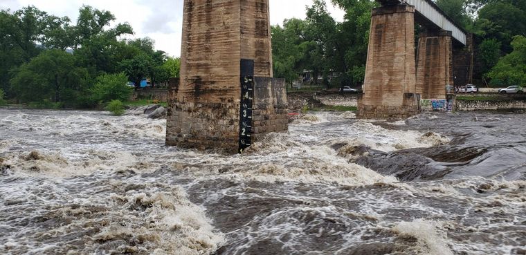 La crecida llegó al Río Cosquín tras las lluvias.