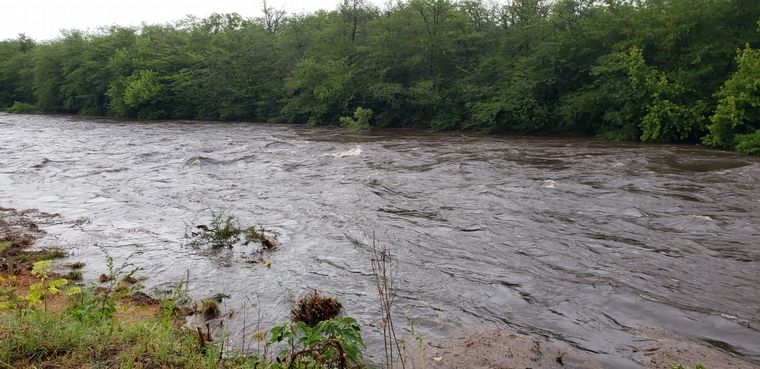La crecida llegó al Río Cosquín tras las lluvias.