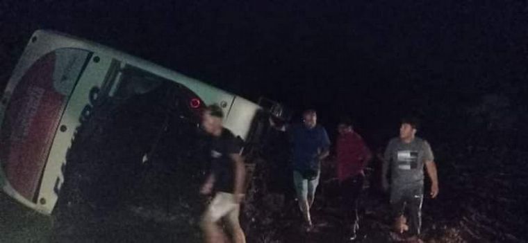FOTO: Un ómnibus fue arrastrado al intentar cruzar el río Paganzo
