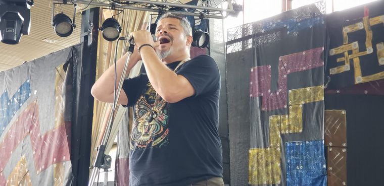 Los Nombradores del Alba deleitan a puro folclore en la peña coscoína.