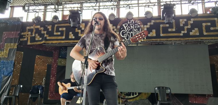 Los Nombradores del Alba deleitan a puro folclore en la peña coscoína.