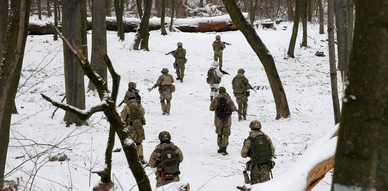 FOTO: Fuerzas del ejército de Ucrania se entrenan en un parque cerca de Kiev.
