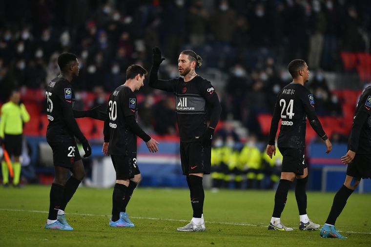 Messi volvió a vestir la camiseta del PSG luego de un mes. (Foto:@PSG_espanol)
