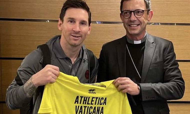 FOTO: Lionel Messi recibió una camiseta del Vaticano firmada por el Papa.