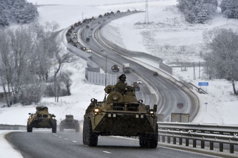 FOTO: Vehículos armados rusos avanzan por una autovía en Crimea. (Foto: La Nación)