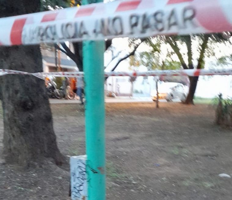 FOTO: Un menor murió al recibir una descarga al tocar un poste en una plaza de Córdoba.